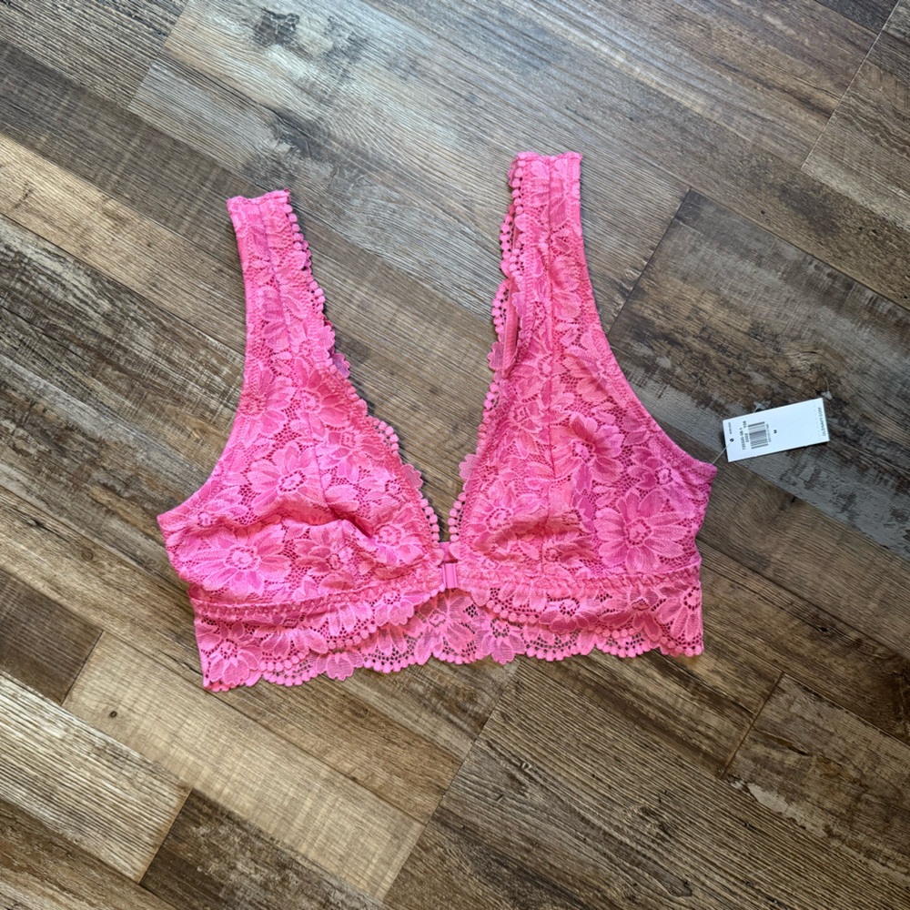 NWT Hot pink lacey front close bralette - size M